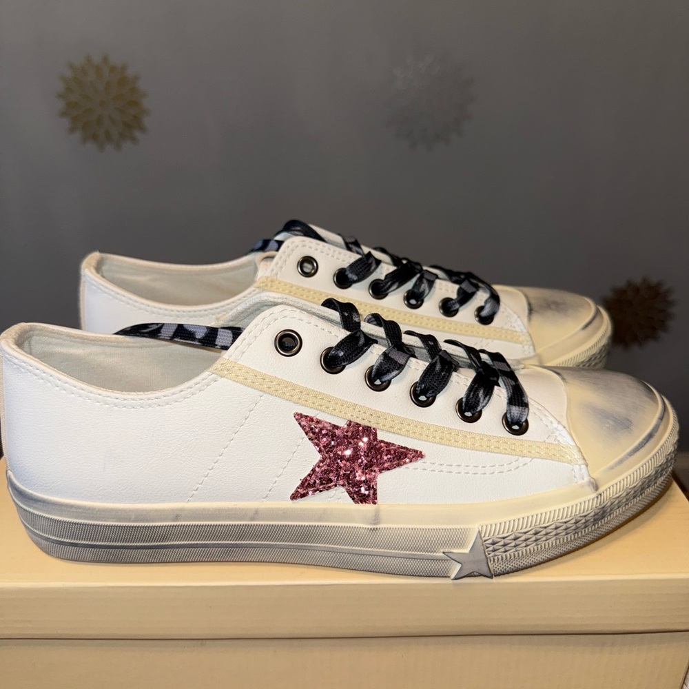 Chic‎ white w/pink glittery star Distressed sneakers/shoes New Box Woman’s Sz9
